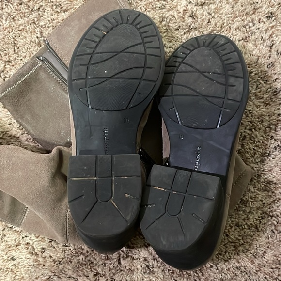 Gray suede easy spirit boots. - Picture 3 of 9